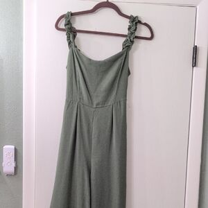 Elegant Green Jumpsuit with Ruffled Straps